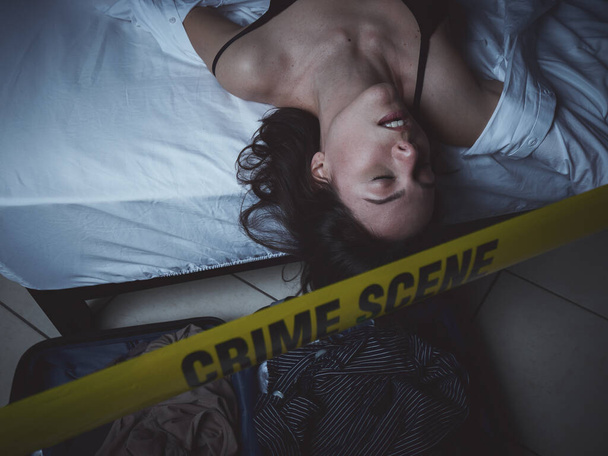 Crime Scene - Woman dead lying on the bed - Foto, afbeelding