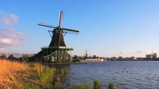 Zaanse Schans, Nederland - 26 april 2022: Zaanse Schans is een wijk in Zaandam, nabij Zaandijk. Het is vooral bekend om zijn verzameling goed bewaarde windmolens en huizen - Video