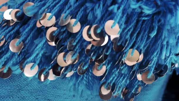 Tradycyjny marokański niebieski materiał wełniany, koc ze srebrnymi pailletami, cekinami. Używany jako rzucanie lub przykrywka. Materiał 4k. - Materiał filmowy, wideo