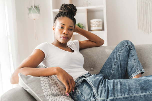 Portrait of A African Woman sit on the sofa at home - Foto, Bild