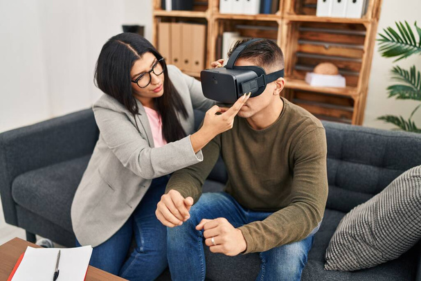 Man and woman having virtual reality psychology session at clinic - Foto, Imagen