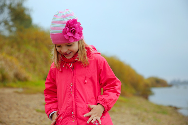 A menina de jaqueta rosa
 - Foto, Imagem