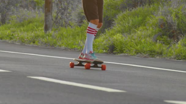 Retrato chico con un longboard en una hermosa carretera. Adolescente skateboarding en las calles de la ciudad - Metraje, vídeo