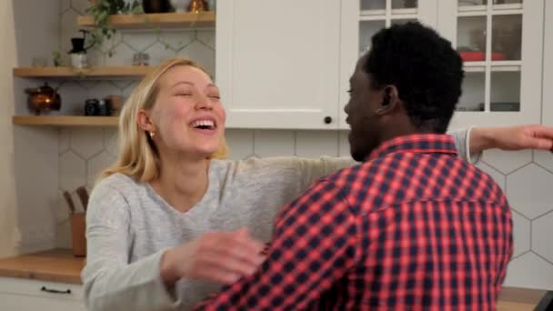 Ευτυχισμένη πολυεθνική οικογένεια αγάπη ζευγάρι αγκαλιάζει στο σπίτι κουζίνα, γυναίκα και ο άνθρωπος - Πλάνα, βίντεο