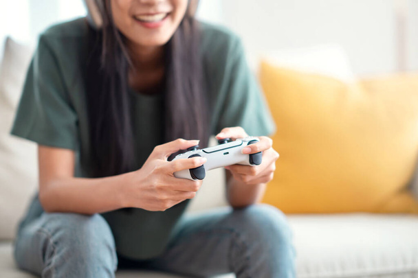 Zbliżenie Dłoń kobiety grającej w gry komputerowe z joystickiem, przestrzeń kopiowania. - Zdjęcie, obraz