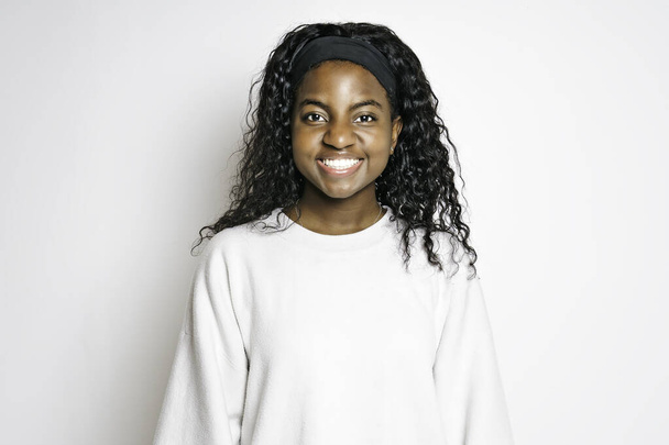 Young African Woman smiling on White Background - Foto, afbeelding