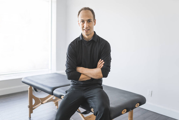 worker physiotherapist on the rehab at medical center - Foto, immagini