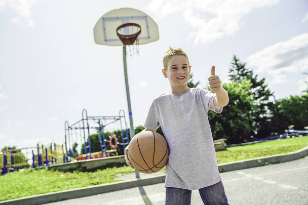 Young Boy Playing Basketball on the summer time - Φωτογραφία, εικόνα