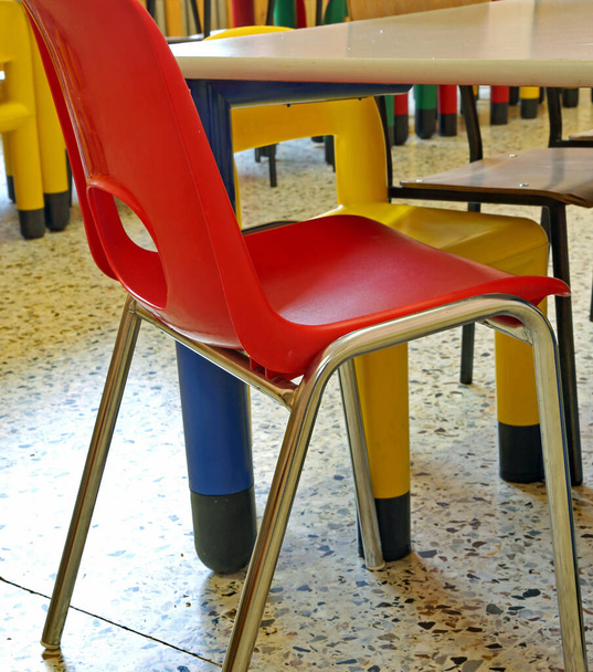 καρέκλα μέσα σε μια σχολική τάξη του σχολείου χωρίς τα παιδιά - Φωτογραφία, εικόνα