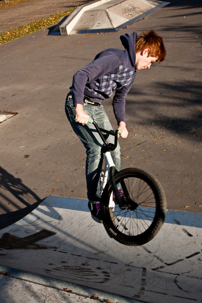 mladík s dirtbike v halfpipe - Fotografie, Obrázek