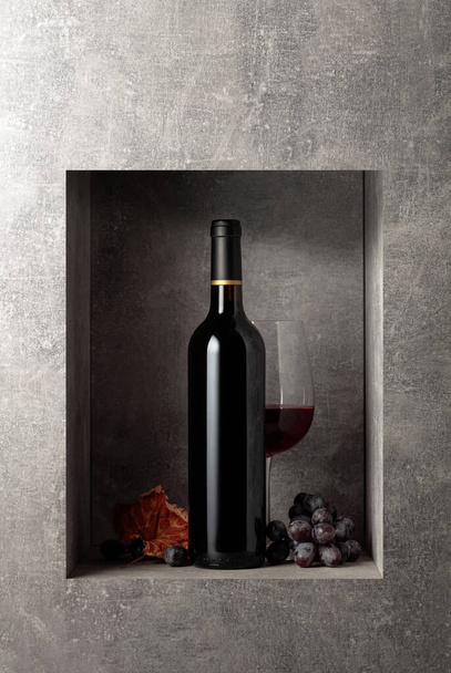 ブルーブドウと赤ワインのボトルとガラス。スペースのコピー. - 写真・画像