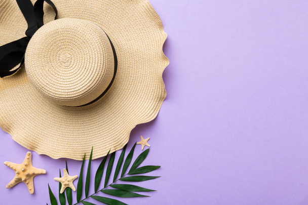 Vacances d'été. Concept d'été avec chapeau de paille et feuille tropicale. Pose plate, vue du dessus, espace de copie. - Photo, image