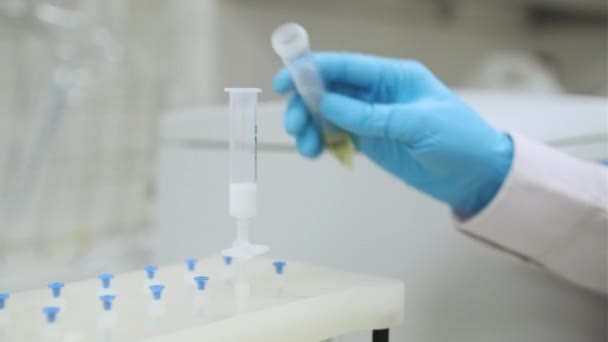 Ο επιστήμονας καθαρίζει το εκχύλισμα χρησιμοποιώντας την πολλαπλή Vaccum SPE - Πλάνα, βίντεο