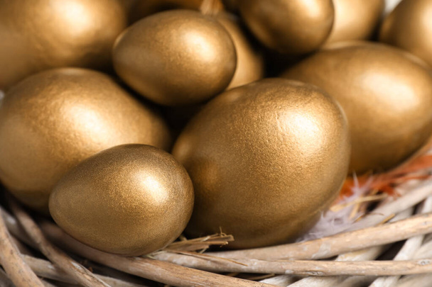 Many shiny golden eggs in nest, closeup - Foto, afbeelding