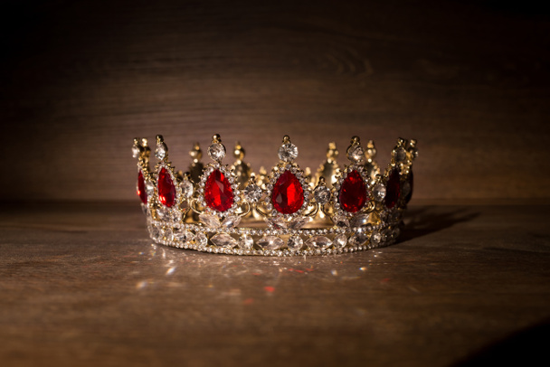 Королевская золотая корона с красными камнями. Король, королева. - Фото, изображение
