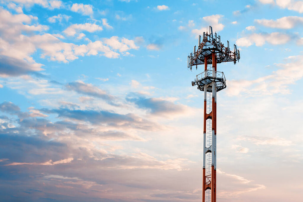 Telecommunication tower on the dramatick cloudy sky background - Foto, Bild