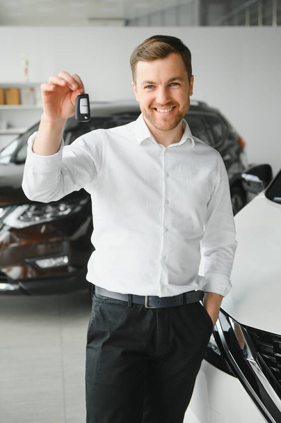Man buying a car at a showroom. - Foto, afbeelding