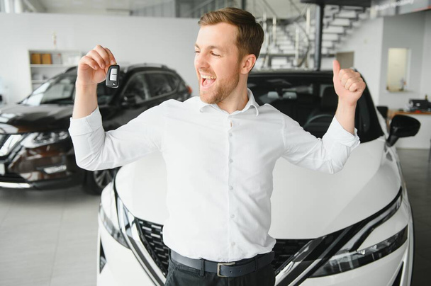 Man buying a car at a showroom. - Fotoğraf, Görsel