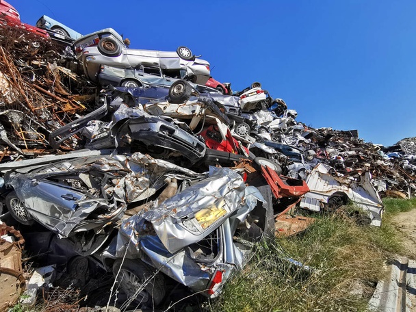 Montón de varios coches de chatarra y otros metales en un depósito de chatarra listo industria de reciclaje. - Foto, imagen