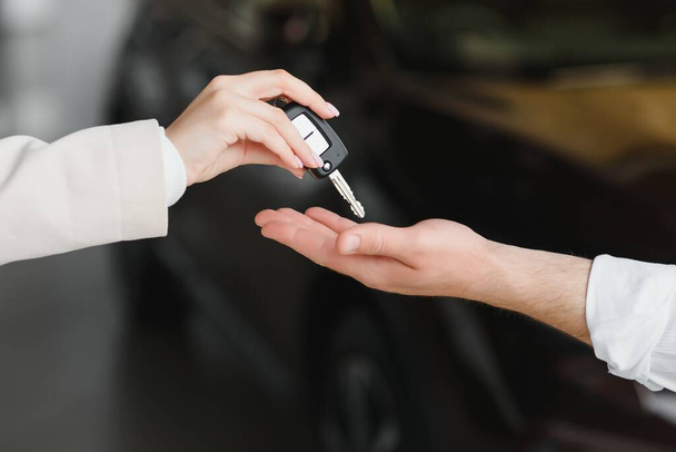 businessman exchange handing over the car keys for to a young women - Fotografie, Obrázek