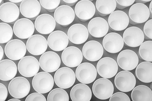 Many styrofoam cups on light grey background, flat lay - Zdjęcie, obraz