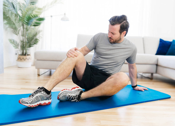 Knee injury on Exercise at home on the living room - Valokuva, kuva
