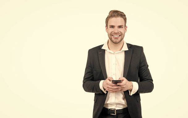 Glückliche professionelle Mann Geschäftsmann verwenden Handy isoliert auf weißen Kopierraum, mobiles Geschäft - Foto, Bild