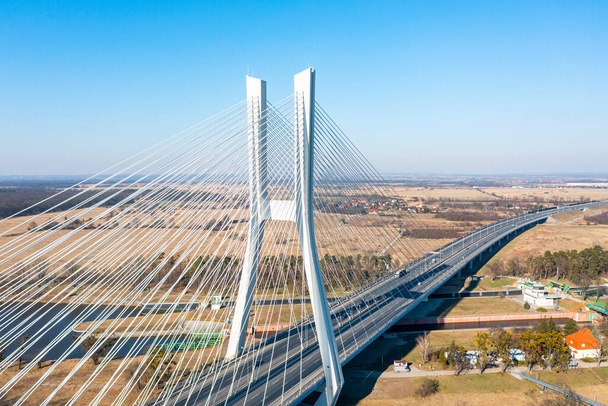 Большой белый мост с пилонами, фото с воздуха, Вроцлав, Польша - Фото, изображение