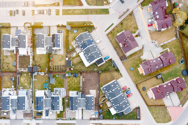 Вид с высоты частного района с жилыми домами, много частных домов - Фото, изображение