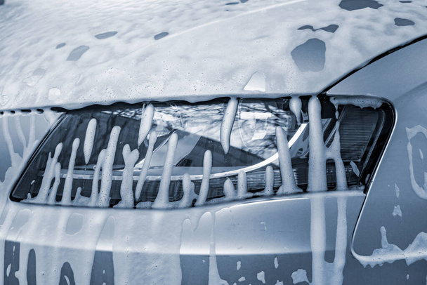Faro de coche en espuma, lavado de coches al aire libre - Foto, Imagen