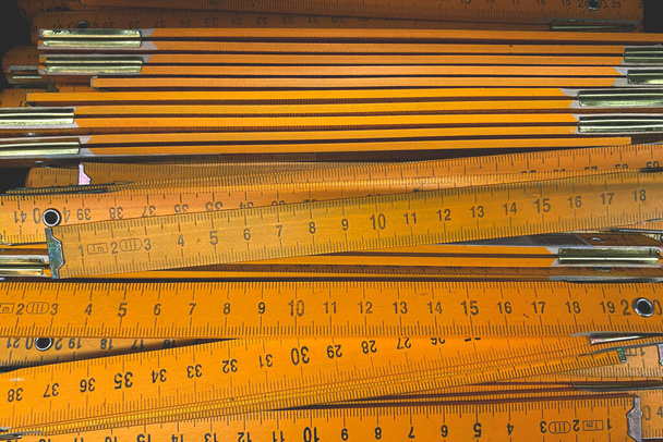 carpenter's ruler, many folding wooden rulers for carpenters - Foto, Imagen