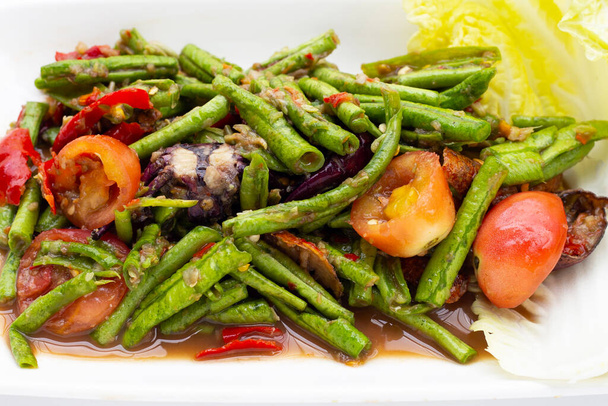 Salade épicée de haricots longs. Alimentation thaïlandaise - Photo, image