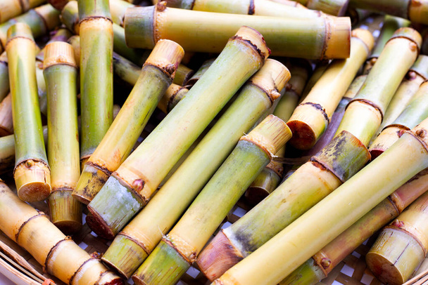 Caña de azúcar en cesta de bambú  - Foto, Imagen