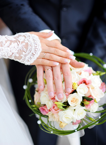 Hands of the groom and the bride with wedding rings  - Zdjęcie, obraz