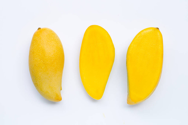 Tropisch fruit, Mango op witte achtergrond. Bovenaanzicht - Foto, afbeelding