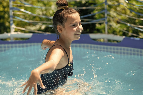 Az úszás a boldog órám. Boldog gyermek úszik a medencében. Szabadidő és kikapcsolódás - Fotó, kép