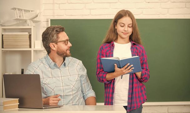 Papa et fille utilisent un carnet. retour à l'école. éducation des enfants. nerd élève et tuteur avec ordinateur portable - Photo, image