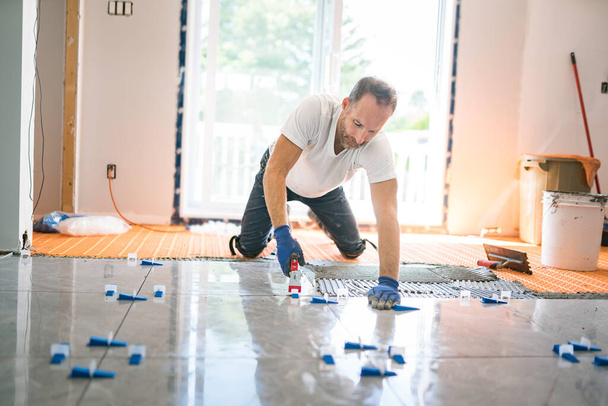nice handyman install tile on the floor - 写真・画像