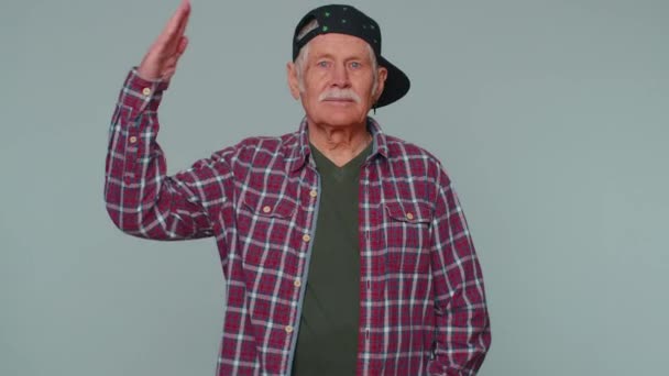 Untergebener älterer Mann salutiert auf Befehl, als ob Soldat, der Disziplin folgt, gehorcht - Filmmaterial, Video