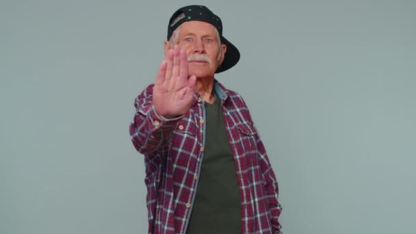 Mann sagt nein Handfläche verschränkte Hände in Stop-Geste gefaltet, Warnung vor Ende, verbotener Zugang - Filmmaterial, Video