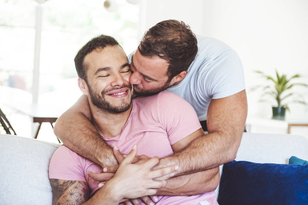 retrato de um bonito masculino gay casal no casa - Foto, Imagem