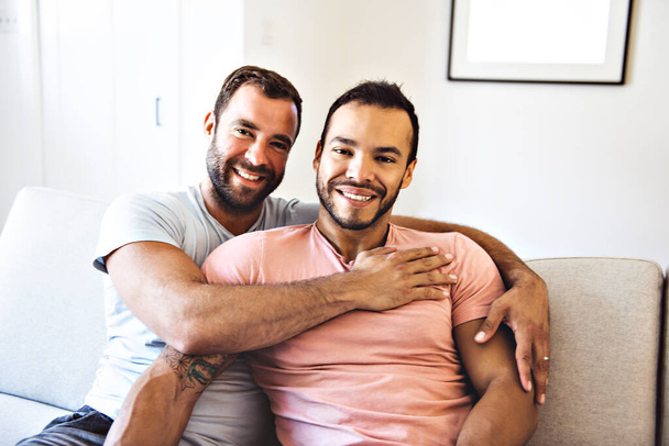 Portrét roztomilého mužského páru gayů doma - Fotografie, Obrázek