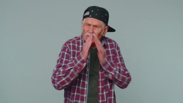 Hombre mayor cerrando los ojos con la mano mostrando gesto de stop, confundido tímido asustado de ver, vergüenza, tímido - Metraje, vídeo