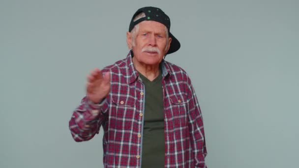Homem idoso assustado fechando a boca gestos não, recusando-se a contar terrível segredo, verdade - Filmagem, Vídeo