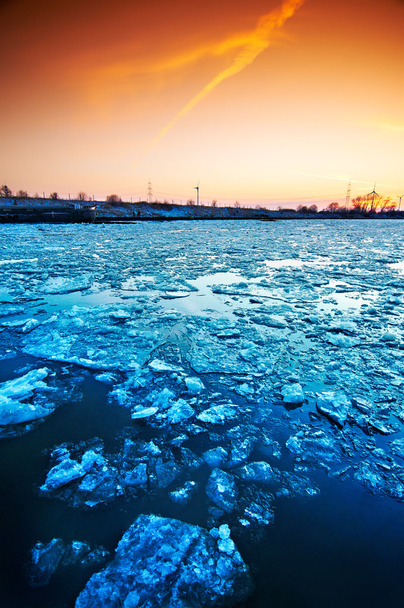 Flotte de glace sur une rivière
 - Photo, image