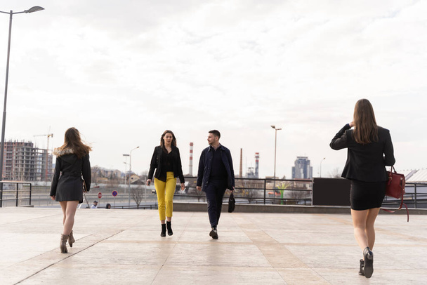 Gruppe junger Geschäftsleute läuft gemeinsam vor dem Unternehmen - Foto, Bild