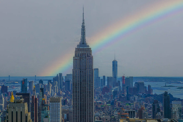 Empire State Building e Rainbow. Localização do tiroteio: New York, Manhattan - Foto, Imagem