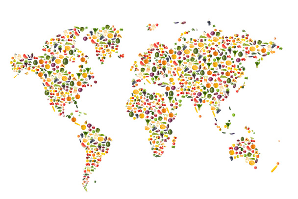 Weltkarte aus frischem Obst und Gemüse auf weißem Hintergrund - Foto, Bild