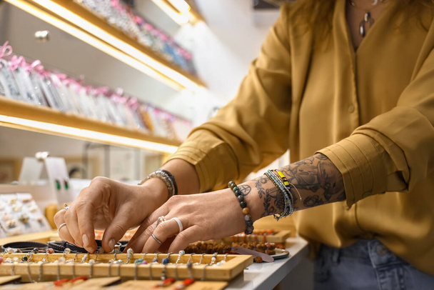 Žena obchodní majitel v obchodě ručně dělané bijouterie, detailní záběr - Fotografie, Obrázek
