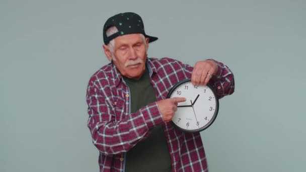 Літній старший чоловік показує час на годиннику дивитися, гаразд, великий палець вгору, схвалювати, вказуючи палець на камеру
 - Кадри, відео